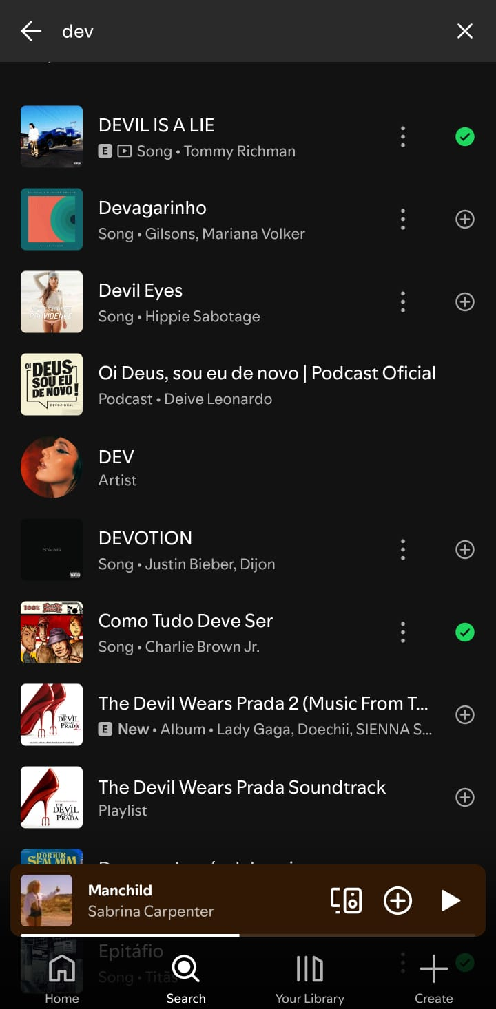 Resultados de busca 'dev' misturando música, podcast, artista, álbum e playlist com mesma capa quadrada